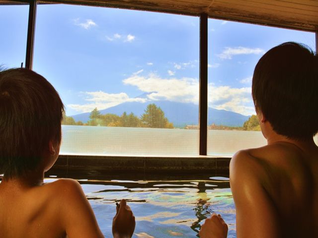 親子肩を並べて富士山を